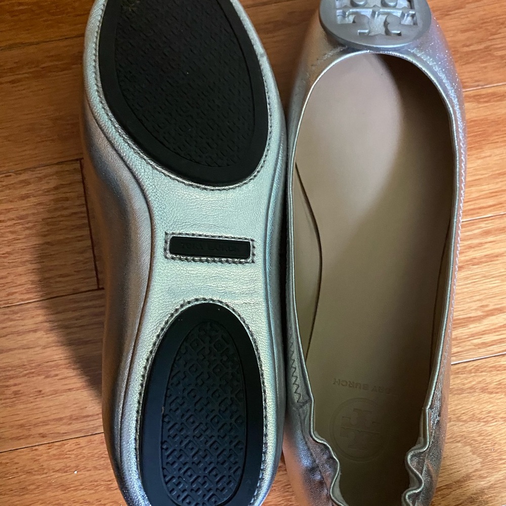 Minnie travel ballet shoes with logo. Silver. Tory Burch